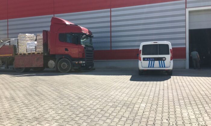 Darp edilen tır şoförü yaralandı