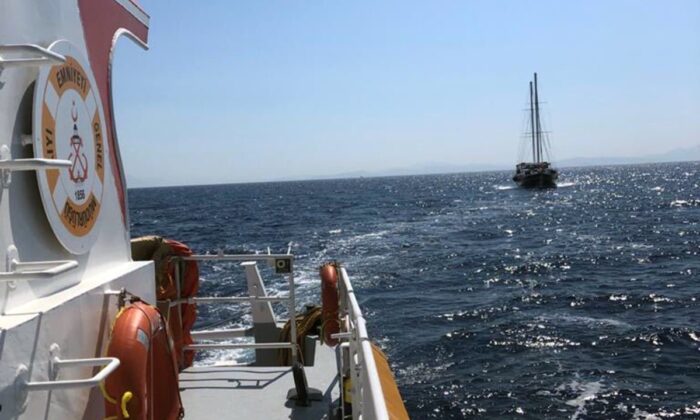 Datça açıklarında sürüklenen tekneyi Kıyı Emniyet kurtardı