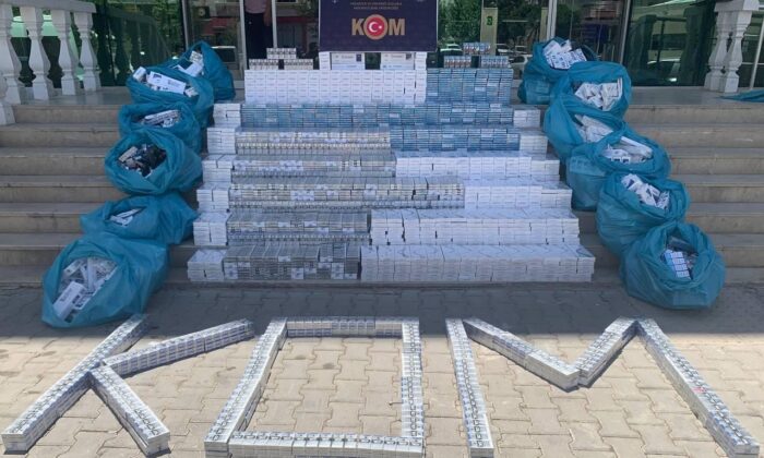 Dedektör köpek tepki verdi, bisküvi kutularından 16 bin paket kaçak sigara çıktı