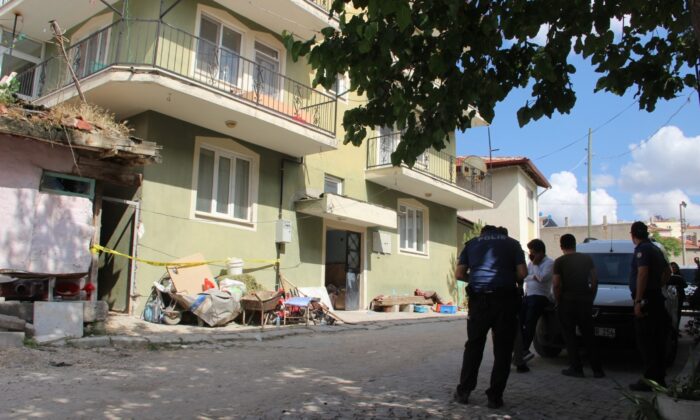 Defineciler kiraladıkları dairede yaptıkları kaçak kazıda yer altı şehri buldu