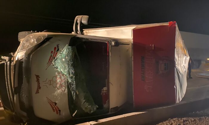 Demir sac yüklü kamyonet yol ortasına devrildi