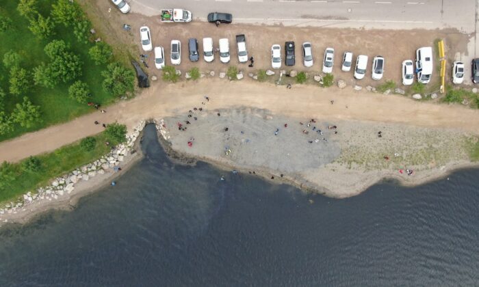 Deniz salyasının sardığı İzmit Körfezi’nde denizi temizlediler, sahilde çöp topladılar