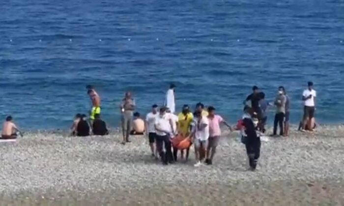 Denize giren yerleşik Rus kadın, boğulma tehlikesi yaşadı