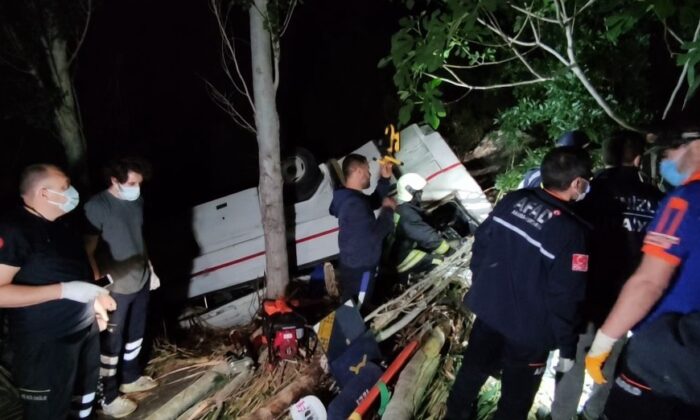 Denizli’de 2 araç uçuruma yuvarlandı: 3 ölü, 5 yaralı