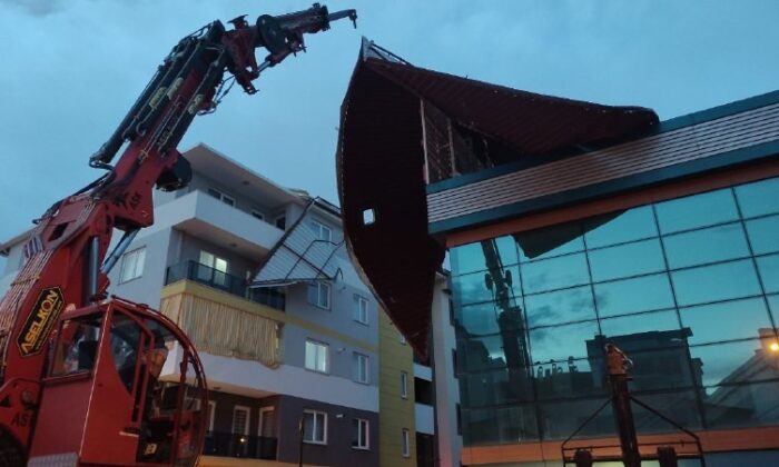 Denizli’de kum fırtınası: Çatılar uçtu, ağaçlar devrildi