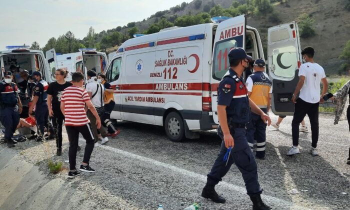 Denizli’de tur otobüsü devrildi: Çok sayıda yaralı öğrenci var
