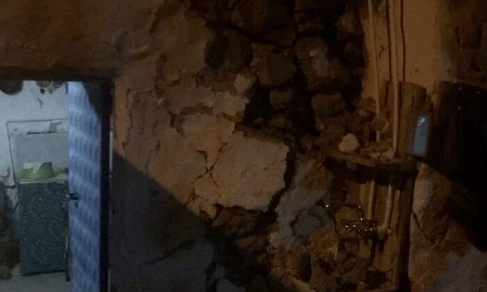 Deprem bazı köy evlerine hasar verdi, kayalar yuvarlandı