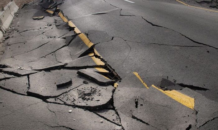 Deprem ortalama iki hafta konuşuluyor