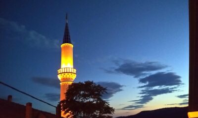 Deprem sonrası yıkılıp yeniden yapılan cami ışıl ışıl
