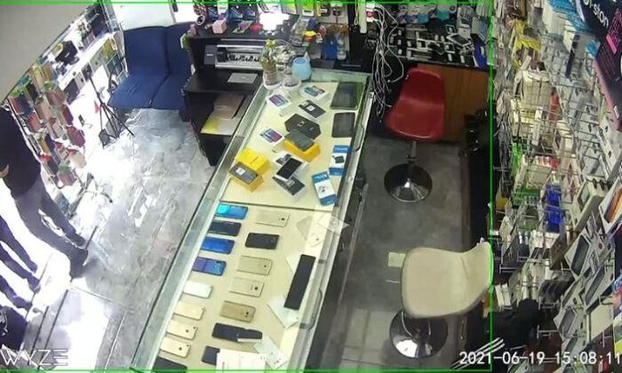 Depreme telefoncuda yakalandılar, böyle kaçtılar