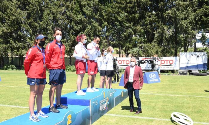Dereceye giren okçulara ödülleri Vali Yazıcı tarafından verildi