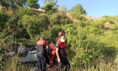 Dereye uçan otomobilde sıkışan sürücü kurtarıldı