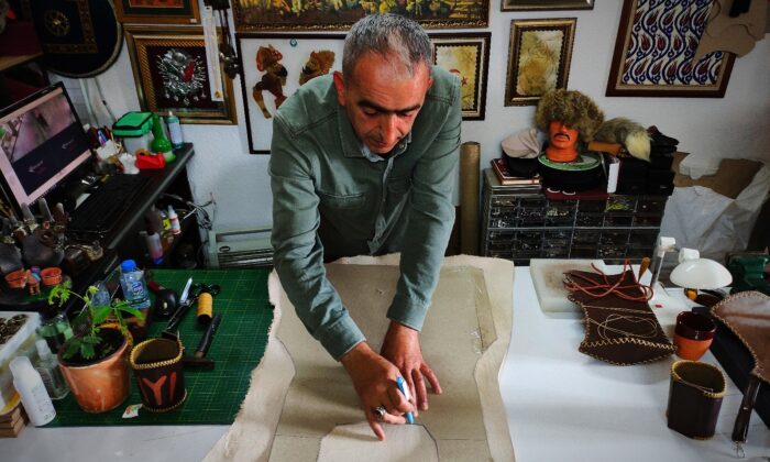 Deriden yüzlerce yıllık savaşçı zırhı yapıp dünyaya satıyor