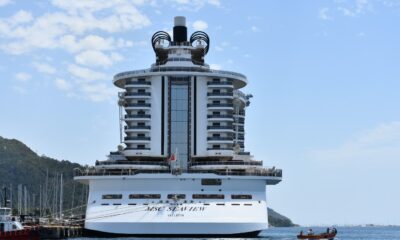 Dev gemi Marmaris’e personel almak için yanaştı