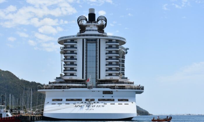 Dev gemi Marmaris’e personel almak için yanaştı