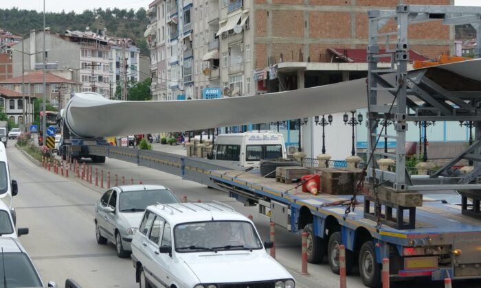 Dev rüzgar türbini kanatları Sinop’a getirildi