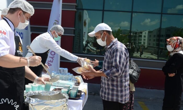 Devlet Hastanesi’nde aşı kuyruğuna girenlere çorba ikramı yapıldı