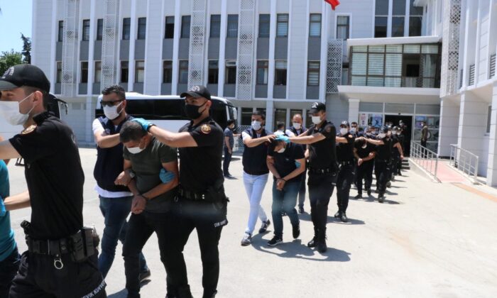 Devleti milyonlarca lira zarara sokan suç örgütü, adliyeye sevk edildi