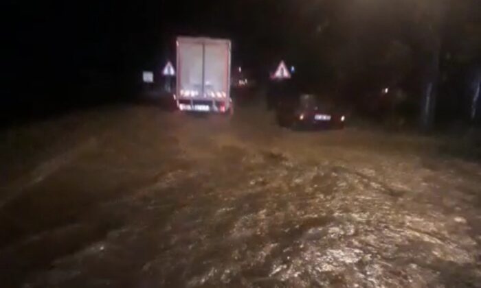 Devrek yolunda şiddetli yağmur nedeniyle araçlar mahsur kaldı