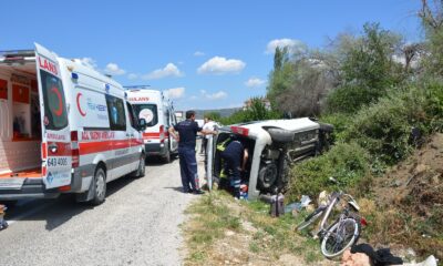 Devrilen aracın içinde sıkışan yaralıları itfaiye kurtardı