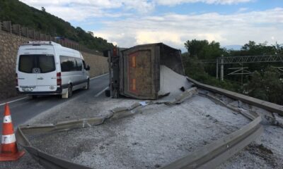 Devrilen mıcır yüklü kamyon hem D-100’ü hem tren yolunu kapattı