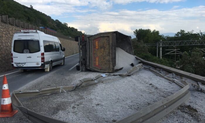 Devrilen mıcır yüklü kamyon hem D-100’ü hem tren yolunu kapattı