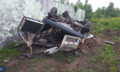 Devrilen minibüsteki yaralıları itfaiye kurtardı