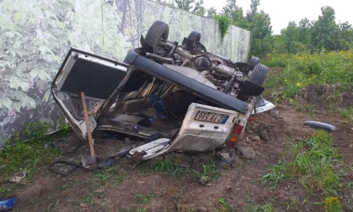 Devrilen minibüsteki yaralıları itfaiye kurtardı