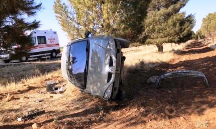 Devrilen otomobildeki 2 kişi yaralandı