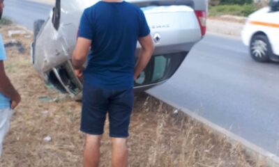 Devrilen otomobilin sürücüsü kazadan yara almadan kurtuldu