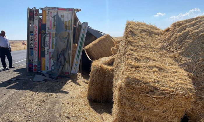 Devrilen tırdaki saman balyaları etrafa saçıldı