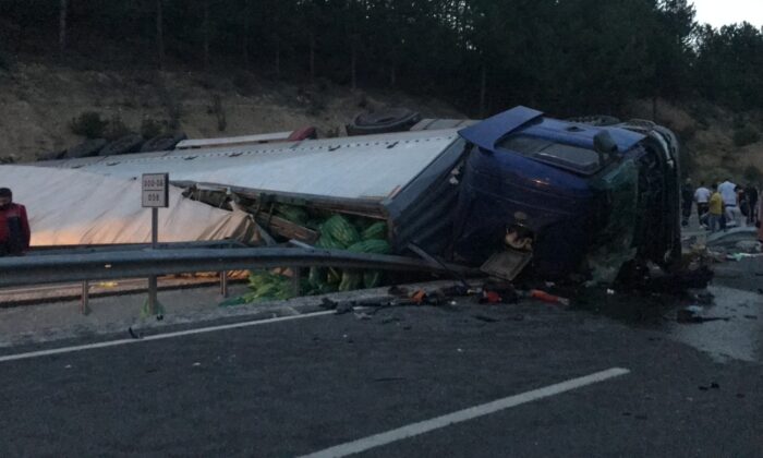 Devrilen tırın altında kalan çocuk hayatını kaybetti