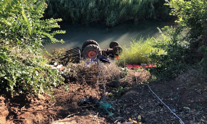 Devrilen traktörün altında kalarak can verdi