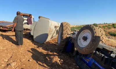 Devrilen traktörün altında kalmaktan atlayarak kurtuldu