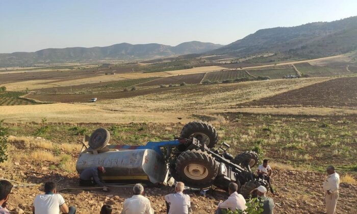 Devrilen traktörün altından burnu bile kanamadan kurtuldu