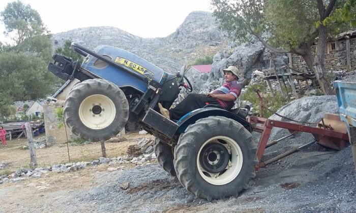 Devrilen traktörün sürücüsü hayatını kaybetti
