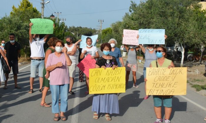 Dikilili vatandaşlar, belediyeye tepki gösterip “yol” eylemi yaptı