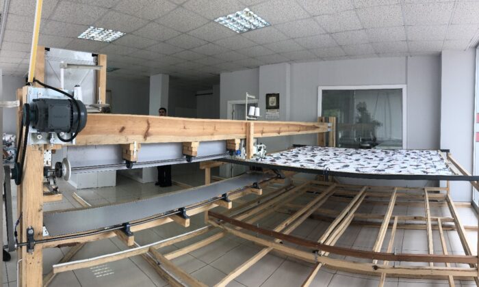 Dikim makinesi fiyatı yüksek olunca ahşaptan kendisi üretti