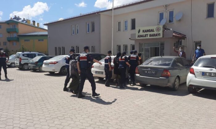 Dilenci olarak girdikleri evleri soyuyorlardı, jandarmaya yakalandılar