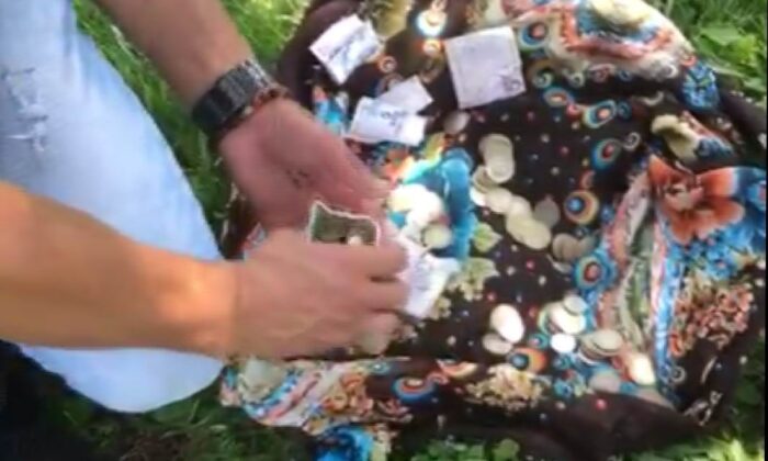 Dilenerek kazandığı paraları zabıtaya yakalatmamak için toprağa gömdü