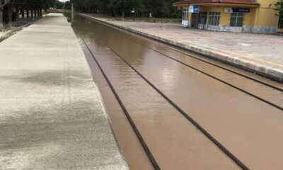 Dinar’da aşırı yağış hemzemin geçitleri ve demiryolunu sular altında bıraktı