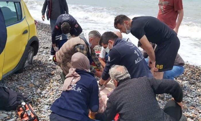 Direksiyon başında kalp krizi geçiren taksici, yoldan deniz kenarına uçtu