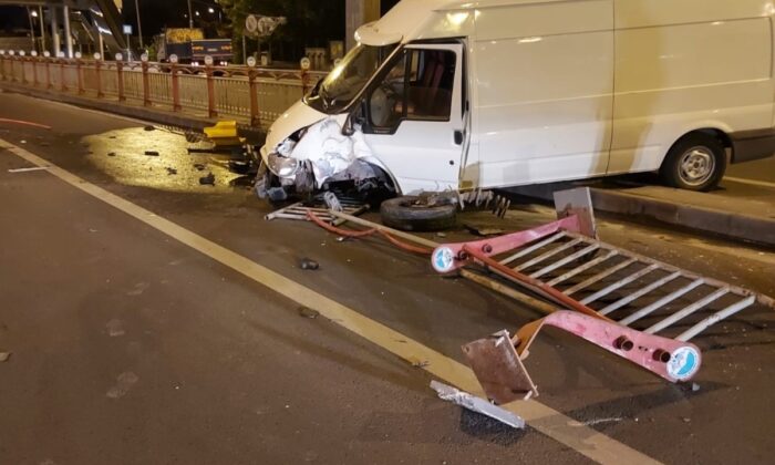 Direksiyon hakimiyeti kaybolan kamyonet refüje girdi: 1 yaralı