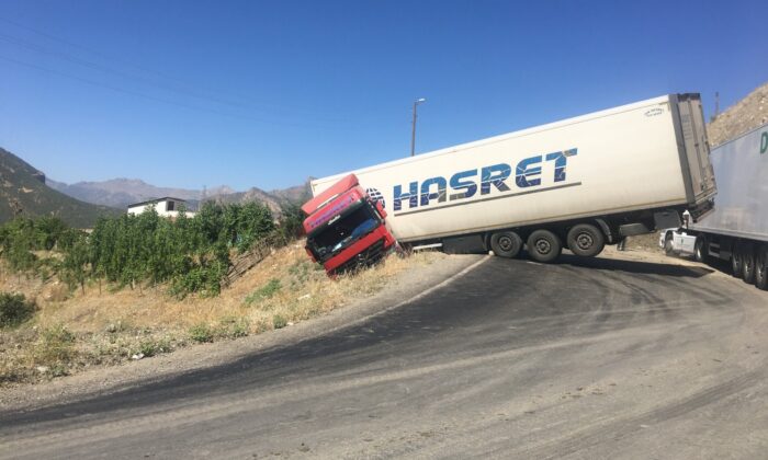 Direksiyon hakimiyetini kaybeden tır uçurumun ağzında askıda kaldı