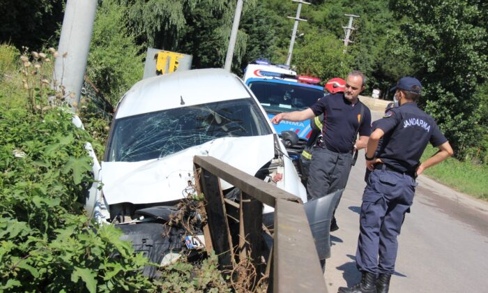 Direksiyon hakimiyetini kaybetti, dereye uçmaktan son anda kurtuldu