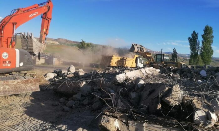 Diyadin’de vatandaşların güvenliği için metruk binalar yıkılıyor