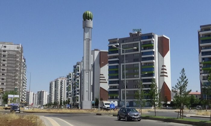 Diyarbakır’da baz istasyonu, dev karpuz maketi ile kamufle edildi