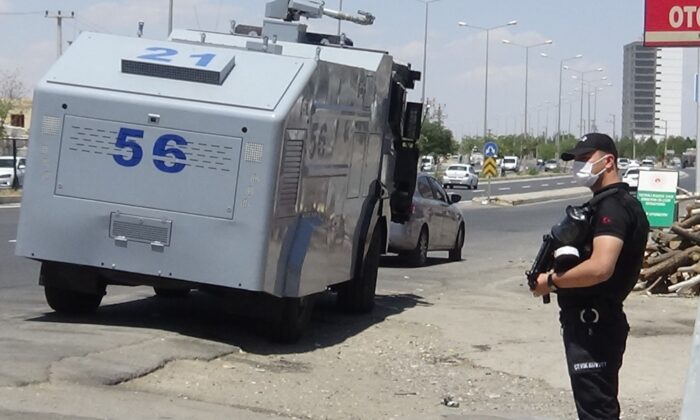 Diyarbakır’da cinayet zanlısı damadın evinin etrafında TOMA’li önlem