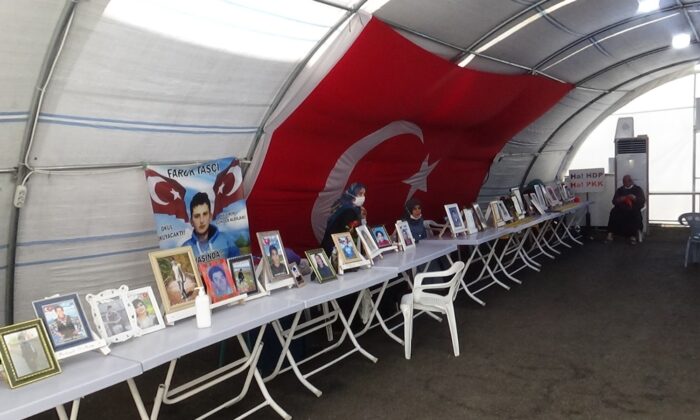 Diyarbakır’da evlat nöbetinde olan ailelerin bekleyişi sürüyor