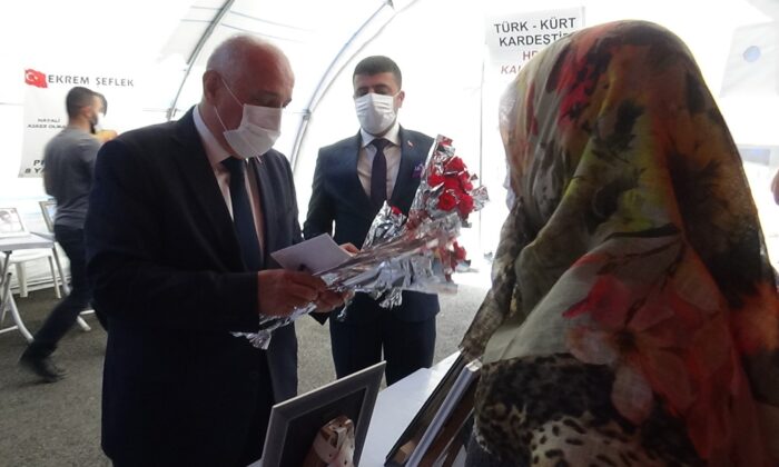 Diyarbakır’da evlat nöbetindeki ailelere anlamlı ziyaret